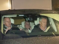 Ahora lo ves, ahora no: nuevas fotos dignas de vergüenza muestran a Andrew tratando de esconderse del fotógrafo mientras se aleja de la estación de policía después del interrogatorio.