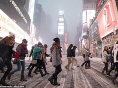 Millones de estadounidenses se están preparando para la peor tormenta de nieve en casi 10 AÑOS con más de dos pies de nieve cubriendo las principales ciudades y miles de vuelos ya cancelados.