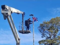 Un empresario recibió un billete de 3.000 libras esterlinas después de utilizar la grúa de su empresa para izar banderas Union Jack, antes de que el consejo las retirara todas.