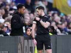 Gary Neville está furioso por el retraso de SEIS MINUTOS en el derbi del norte de Londres después de una ridícula falla técnica