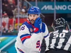 Los fanáticos del hockey estadounidenses con ojos de águila ven el mensaje explícito de Vincent Trocheck durante las celebraciones de la medalla de oro de los Juegos Olímpicos de Invierno