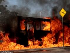 Turistas estadounidenses se encuentran varados en un hermoso punto de acceso mexicano mientras los cárteles queman autos y causan estragos en un ataque de ‘código rojo’