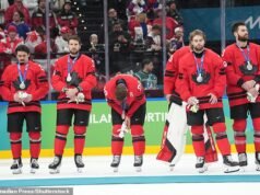 La furiosa estrella del hockey canadiense se vuelve viral por el vergonzoso momento en que recibió un peluche después de perder el oro ante EE. UU.