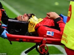 La estrella inglesa de 30 años es trasladada de urgencia al hospital con una terrible lesión en la cabeza y podría estar de baja durante “meses” después de un golpe brutal.