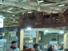 ¡Pelea de queso! Momento en que los agricultores franceses usan tablas de queso como armas durante una pelea con los visitantes en una feria agrícola