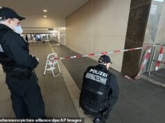 Un cuchillo afgano ataca a varias personas en el puesto de los testigos de Jehová en una estación de tren alemana antes de ser dominado por héroes civiles.