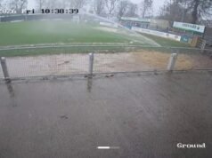 Club de fútbol amenazado por el descenso acusado de inundar deliberadamente su terreno para posponer el partido al encender los aspersores bajo una fuerte lluvia