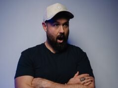 Vea el momento MUY inseguro para el trabajo cuando un destacado futbolista irrumpe en la casa de la estrella de la NRL y lo encuentra desnudo