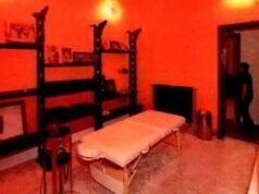 En la guarida parisina de Epstein: mesa de masajista, “aparatos de masaje” y fotografías del pedófilo rodeado de mujeres en topless entre las imágenes reveladas por la policía francesa