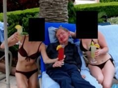 El profesor Stephen Hawking fue visto sonriendo de oreja a oreja, entre dos mujeres en bikini en la última fotografía asombrosa de Epstein.