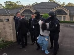 Hombre en momento salvaje arrestado sin pantalones después de la muerte de un abuelo de 85 años por presunto secuestro por error de identidad