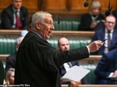 ¿El Príncipe de las Tinieblas está a la altura de sus viejos trucos? Se plantea una pregunta tentadora cuando la investigación policial se convierte en una farsa cuando los agentes revelan que el presidente de la Cámara de los Comunes fue la fuente de información de que Mandelson planeaba huir del Reino Unido.