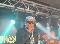 Snoop Dogg sorprende a los trabajadores de oficina con una cantimplora sorpresa durante el vertiginoso recorrido por la ciudad del copropietario de Swansea