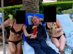 La familia del profesor Stephen Hawking revela la verdad detrás de una foto de él entre mujeres en bikini que aparece en los archivos de Epstein