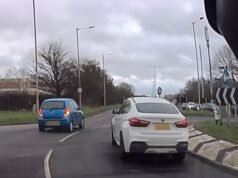 Momento en que un BMW choca contra un Hyundai mientras los conductores se confunden en los carriles de la rotonda, pero ¿quién se equivoca?