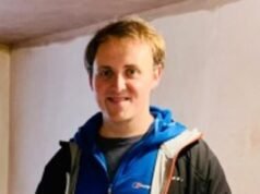 Una trabajadora financiera que renunció a su trabajo cuando sus jefes leyeron sus mensajes de WhatsApp y luego la suspendieron por escuchar audiolibros de ‘porno de dragones’ gana un pago de £8.000