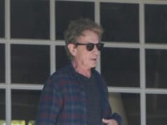 Martin Short es consolado por familiares y amigos que lo apoyan tras la trágica muerte de su hija Katherine.