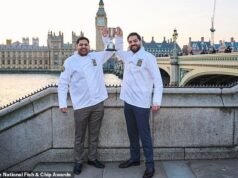 Se revela la mejor comida para llevar de pescado y patatas fritas de Gran Bretaña mientras los jueces elogian a los hermanos que la dirigen por su comida “sensacional”