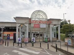 El gerente de un supermercado discapacitado que no pasó la libertad condicional porque se negó a trabajar horas extras gana una compensación de £32.000