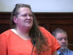 Madre de talla grande de Virginia Occidental llora mientras la encarcelan a muerte por matar de hambre a su hija de 14 años