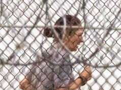 Ghislaine Maxwell apesta a BO y rara vez se ducha tras las rejas, a pesar del fácil acceso a las duchas, dice su ex compañera de celda