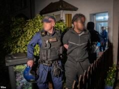 Mientras la policía arresta a una banda de presuntos ladrones de teléfonos que robaron dispositivos por valor de £ 300,000 en redadas al amanecer