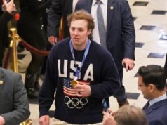 La estrella del hockey estadounidense se disculpa por reírse del chiste despectivo de Donald Trump sobre el equipo femenino de EE. UU.