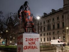 Hombre de 38 años arrestado después de que la estatua de Winston Churchill fuera rociada con lemas de “criminal de guerra sionista”