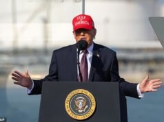 Trump es abucheado por la multitud mientras elogia extrañamente a una congresista casada que “tuvo una aventura con su asistente” antes de prenderse fuego.