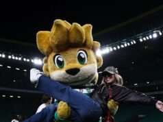 ¡Dóblalo como Sweeney! Estrella de Hollywood muestra sus habilidades futbolísticas en una aparición sorpresa en un partido de fútbol portugués