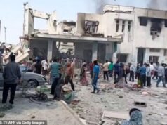 Los ataques aéreos horrorizan mientras ’85 colegialas muertas en Irán’ y la base de Trump se lanza a una guerra ‘malvada’