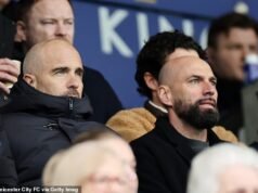 Enzo Maresca es visto por primera vez desde el despido del Chelsea, mientras el técnico observa a su antiguo equipo, el Leicester, desde el palco de directores.