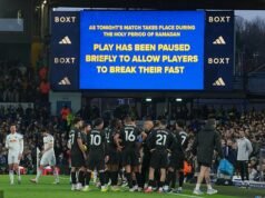 Los fanáticos del Leeds abuchean cuando el choque entre el Manchester City se detuvo brevemente para permitir que las estrellas musulmanas de Pep Guardiola rompieran el ayuno del Ramadán.