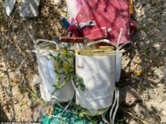 Impactantes fotografías muestran mortíferos misiles iraníes interceptados por los Emiratos Árabes Unidos que ensucian un patio de recreo en el desierto