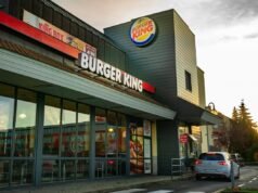 Burger King prueba auriculares con inteligencia artificial que miden qué tan amigables son los empleados con los clientes