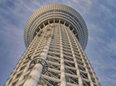 20 personas pasan 6 horas atrapadas en un ascensor fuera de una popular atracción turística después de una ‘parada repentina’