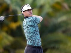 Sin camiseta, sin zapatos, sin problema: Isaiah Salinda salva desde el agua en Cognizant Classic