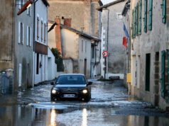 Las consecuencias de la tormenta dejan 2 muertos en Francia; Las advertencias de inundaciones permanecerán el sábado.
