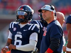 El entrenador de Ole Miss QB, Joe Judge, dice que los comentarios sobre las parejas embarazadas de los jugadores fueron “sacados de contexto”