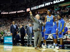 El entrenador de UCLA, Mick Cronin, expulsa a su propio jugador después de una falta técnica al final de la derrota ante el No. 15 Michigan State.