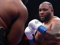 La camiseta de Jarrell Miller es derribada en la victoria contra Kingsley Ibeh