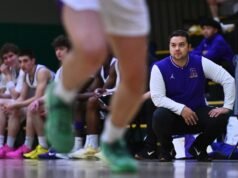 El baloncesto masculino de Riordan sigue al margen ya que los oponentes pierden los juegos programados