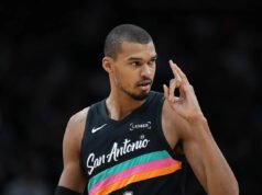 La estrella de los Spurs, Victor Wembanyama, anota 25 puntos en sólo los primeros 8 minutos en una aplastante victoria sobre los Lakers.