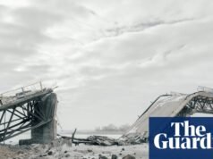 “Un país arrastrado en direcciones opuestas”: destrucción y esperanza en Ucrania – en imágenes