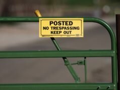 Supervisor del condado de Alameda critica a los funcionarios de Fremont por disputa de puerta ilegal