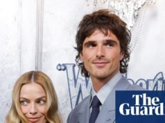 Plumas, encaje y un diente de oro de Jacob Elordi: Cumbres borrascosas se estrena en Australia – en imágenes