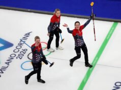 Tabitha Peterson lidera el equipo de curling femenino de EE. UU. a una victoria por 6-5 sobre China, robando puntos en los 2 últimos parciales