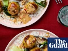 Receta fácil y rápida de Rukmini Iyer de albóndigas de jengibre y sésamo con arroz y verduras | Alimento