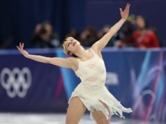 Alysa Liu en posición de medalla olímpica en patinaje artístico; Glenn y Levito tropiezan