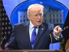 Trump es objeto de burlas sin piedad por su colapso arancelario global mientras Emmanuel Macron y Gavin Newsom trollean salvajemente al presidente.